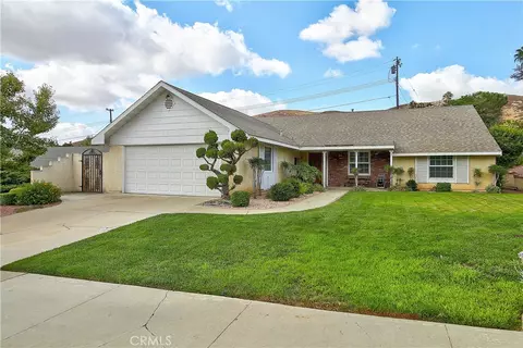 5572 Peacock Ln, Riverside, CA 92505