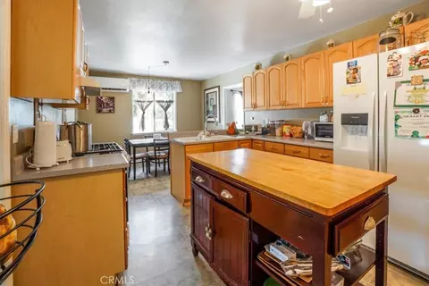 Kitchen - 17386 Sage Ave, Riverside, CA 92504 photo 4 of 10