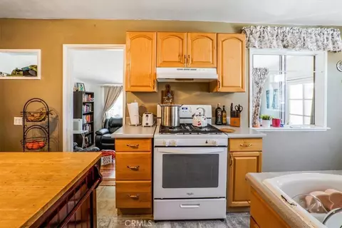 Kitchen - 17386 Sage Ave, Riverside, CA 92504 photo 5 of 10