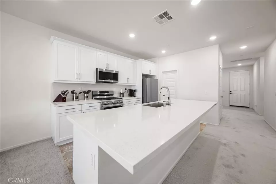 Entry Way - 11762 Far Hills Ln, Victorville, CA 92392 photo 3 of 6