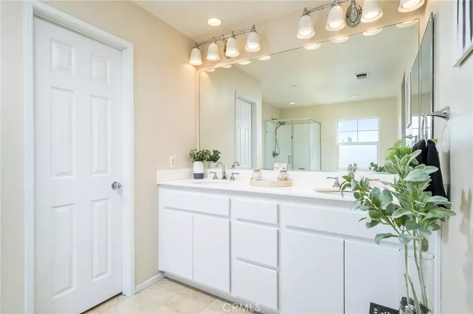 Bath - 1611 Gilliam Ct, Riverside, CA 92501 photo 4 of 5