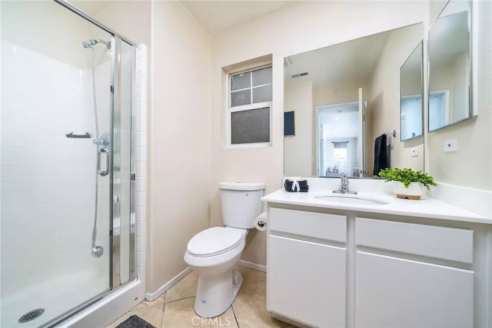Bath - 1611 Gilliam Ct, Riverside, CA 92501 photo 1 of 5