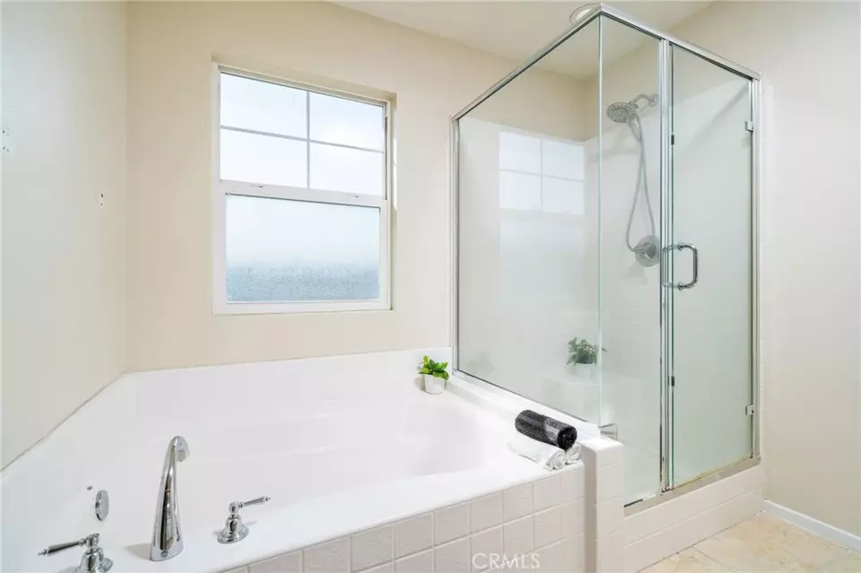 Bath - 1611 Gilliam Ct, Riverside, CA 92501 photo 5 of 5