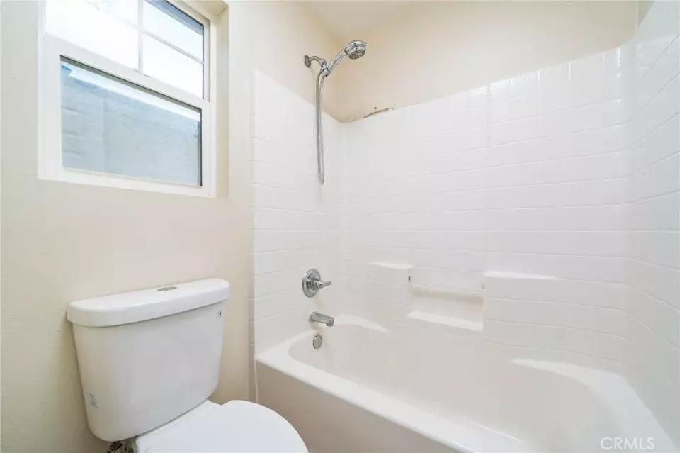Bath - 1611 Gilliam Ct, Riverside, CA 92501 photo 3 of 5