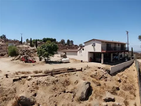 Exterior - 20320 Roads End Dr, Perris, CA 92570 photo 2 of 3