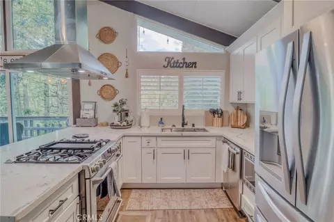 Kitchen - 26669 State Highway 189, Twin Peaks, CA 92391 photo 2 of 8