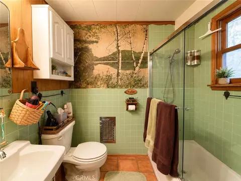 Bath - 65807 N Boa Dr, Crestline, CA 92325 photo 1 of 2
