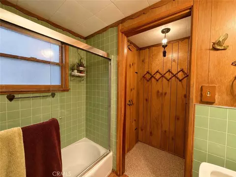 Bath - 65807 N Boa Dr, Crestline, CA 92325 photo 2 of 2