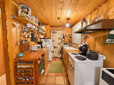 Kitchen - 65807 N Boa Dr, Crestline, CA 92325 photo 1 of 2