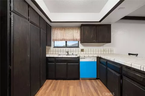 Kitchen - 14580 Keota Rd, Apple Valley, CA 92307 photo 3 of 4