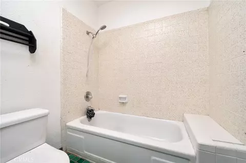 Bath - 14580 Keota Rd, Apple Valley, CA 92307 photo 2 of 4