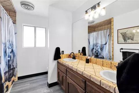 Bath - 14010 Jicarilla Rd, Apple Valley, CA 92307 photo 4 of 4