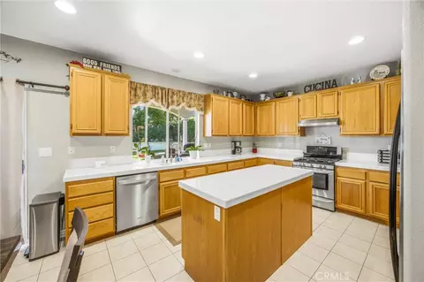 Kitchen - 8470 Lindenhurst, Riverside, CA 92508 photo 3 of 5
