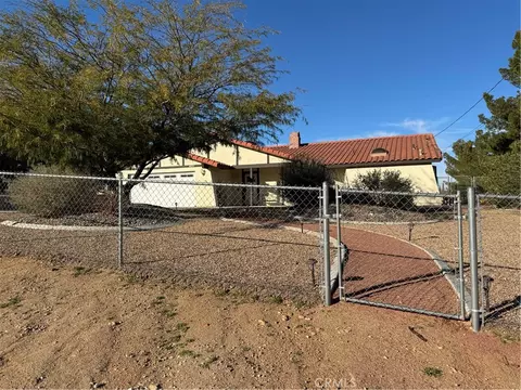 Exterior - 16834 Elm St, Hesperia, CA 92345 photo 4 of 9