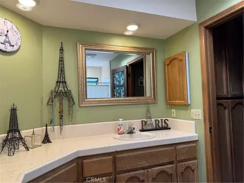 Bath - 16834 Elm St, Hesperia, CA 92345 photo 3 of 4