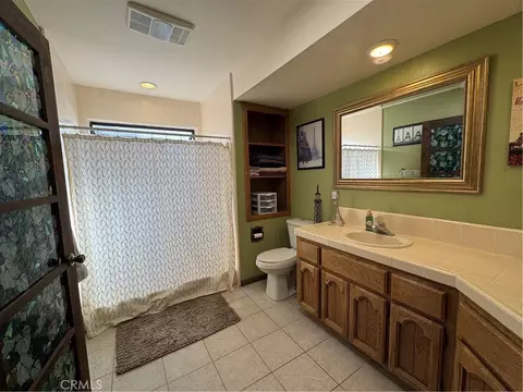 Bath - 16834 Elm St, Hesperia, CA 92345 photo 2 of 4