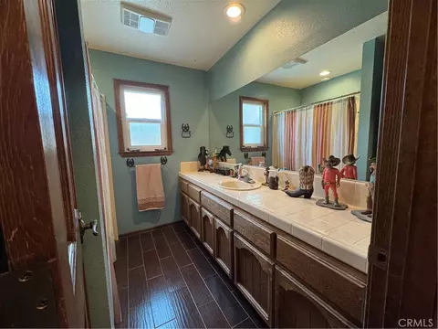 Bath - 16834 Elm St, Hesperia, CA 92345 photo 4 of 4