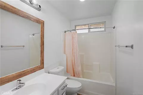 Bath - 2231 Flash Ct, Perris, CA 92571 photo 2 of 3