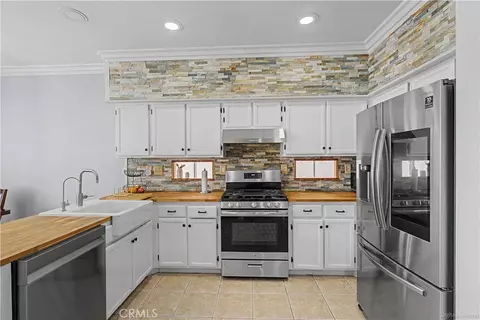 Kitchen - 2231 Flash Ct, Perris, CA 92571 photo 3 of 4