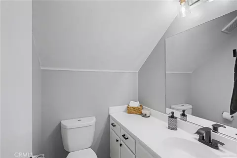 Bath - 2231 Flash Ct, Perris, CA 92571 photo 1 of 3