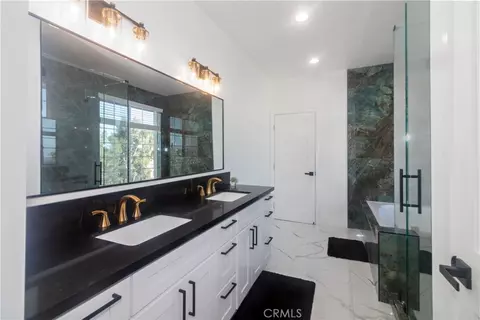 Bath - 17423 Wicker Way, Riverside, CA 92504 photo 3 of 6