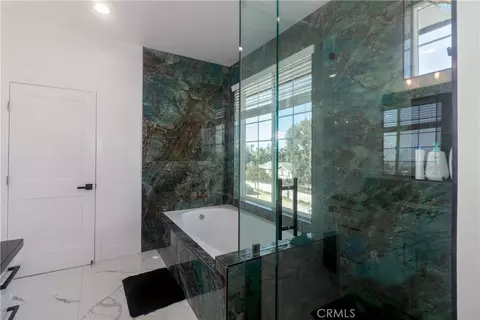 Bath - 17423 Wicker Way, Riverside, CA 92504 photo 4 of 6