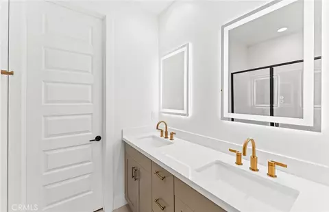 Bath - 106 Kimberwick Ct, Burbank, CA 91506 photo 3 of 6