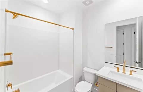 Bath - 106 Kimberwick Ct, Burbank, CA 91506 photo 6 of 6
