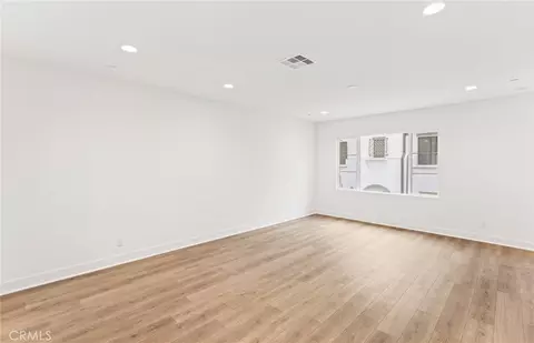 Living - 106 Kimberwick Ct, Burbank, CA 91506 photo 3 of 4