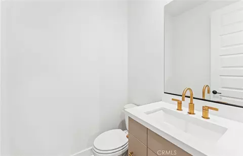 Bath - 106 Kimberwick Ct, Burbank, CA 91506 photo 2 of 6