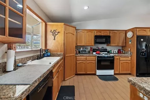Kitchen - 9860 Alta Mesa Ave, Phelan, CA 92371 photo 3 of 4