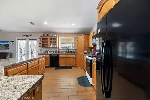 Kitchen - 9860 Alta Mesa Ave, Phelan, CA 92371 photo 2 of 4