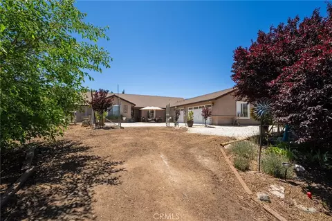 Exterior - 7575 Rancho Rd, Pinon Hills, CA 92372 photo 2 of 11