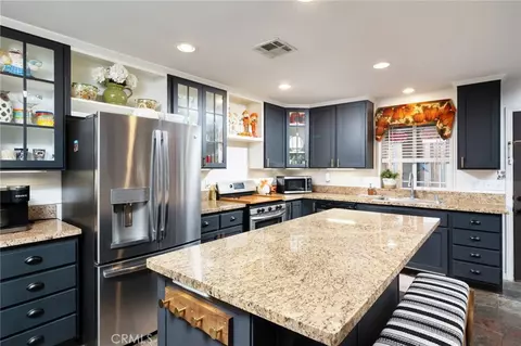 Kitchen - 7575 Rancho Rd, Pinon Hills, CA 92372 photo 2 of 3