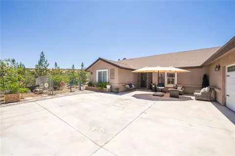 Exterior - 7575 Rancho Rd, Pinon Hills, CA 92372 photo 4 of 11