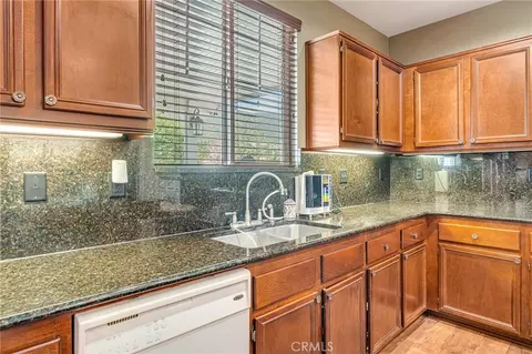 Kitchen - 15356 Thistle St, Fontana, CA 92336 photo 5 of 6