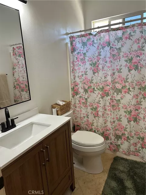 Bath - 3913 Manquelo Ct, Perris, CA 92571 photo 1 of 2