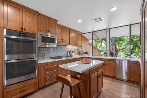 Kitchen - 2023 Arroyo Dr, Riverside, CA 92506 photo 2 of 5