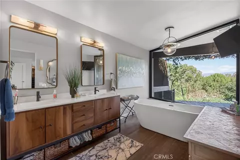 Bath - 2023 Arroyo Dr, Riverside, CA 92506 photo 2 of 4