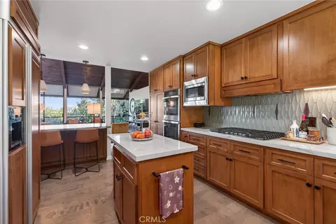 Kitchen - 2023 Arroyo Dr, Riverside, CA 92506 photo 3 of 5