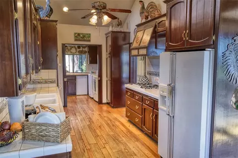 Kitchen - 701 Zurich, Lake Arrowhead, CA 92352 photo 2 of 2