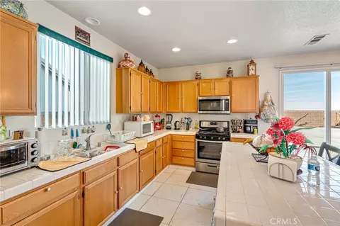 Kitchen - 11036 Windcrest Ct, Adelanto, CA 92301 photo 4 of 5