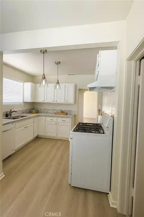 Kitchen - 10563 Las Lunitas, Tujunga, CA 91042 photo 4 of 5