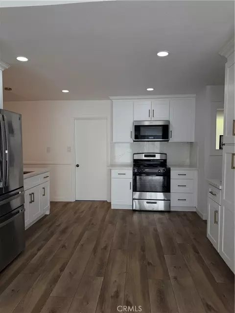 Kitchen - 1720 Elsinore Cir, Oxnard, CA 93035 photo 2 of 3