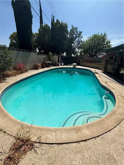 10163 Oak Gln, Montclair, CA 91763