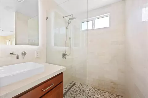 Bath - 5706 E Bryce Ave, Orange, CA 92867 photo 3 of 7