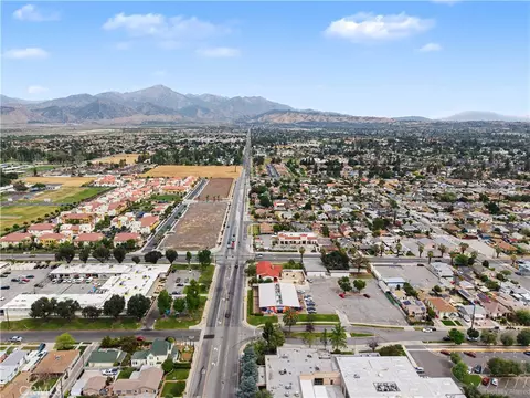 View/Area - 215 W Lugonia Ave, Redlands, CA 92374 photo 5 of 11