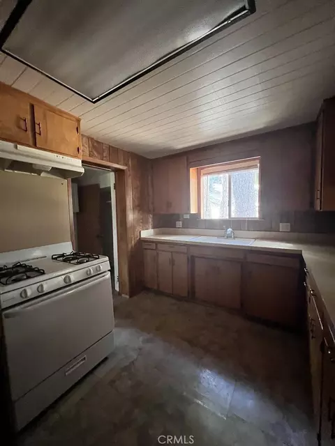 Kitchen - 24988 Crest Frst, Crestline, CA 92325 photo 1 of 2