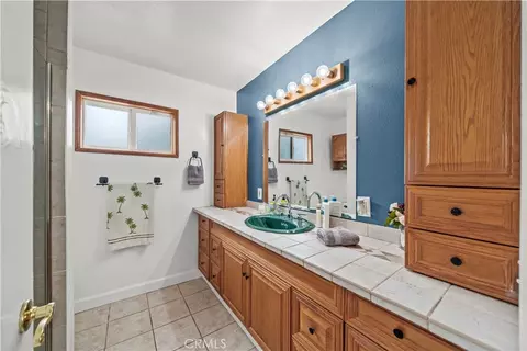Bath - 1644 Cuatro Ln, Fallbrook, CA 92028 photo 5 of 6