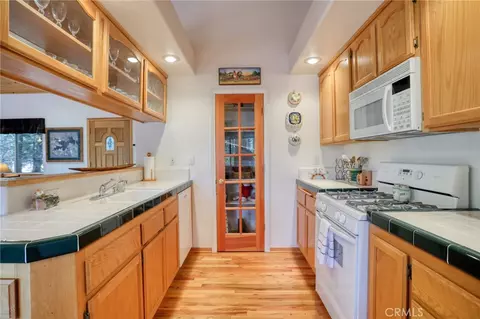 Kitchen - 196 B, Lake Arrowhead, CA 92352 photo 1 of 2